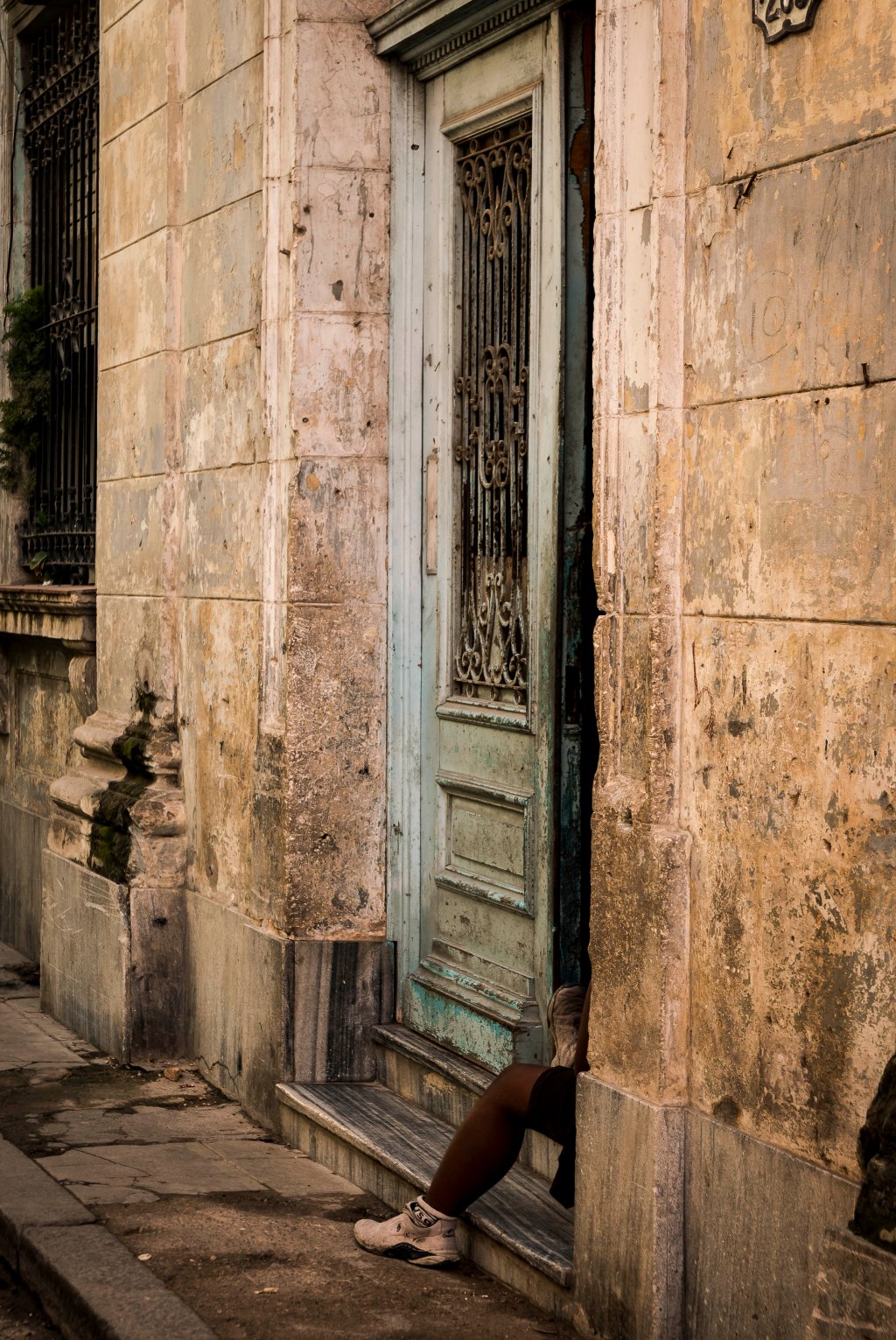 Habana Vieja: looking in